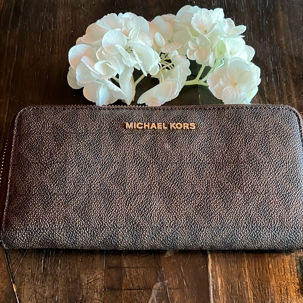 Micheal Kors wallet like Brand New! Gold tone hardware logo-print coated canvas